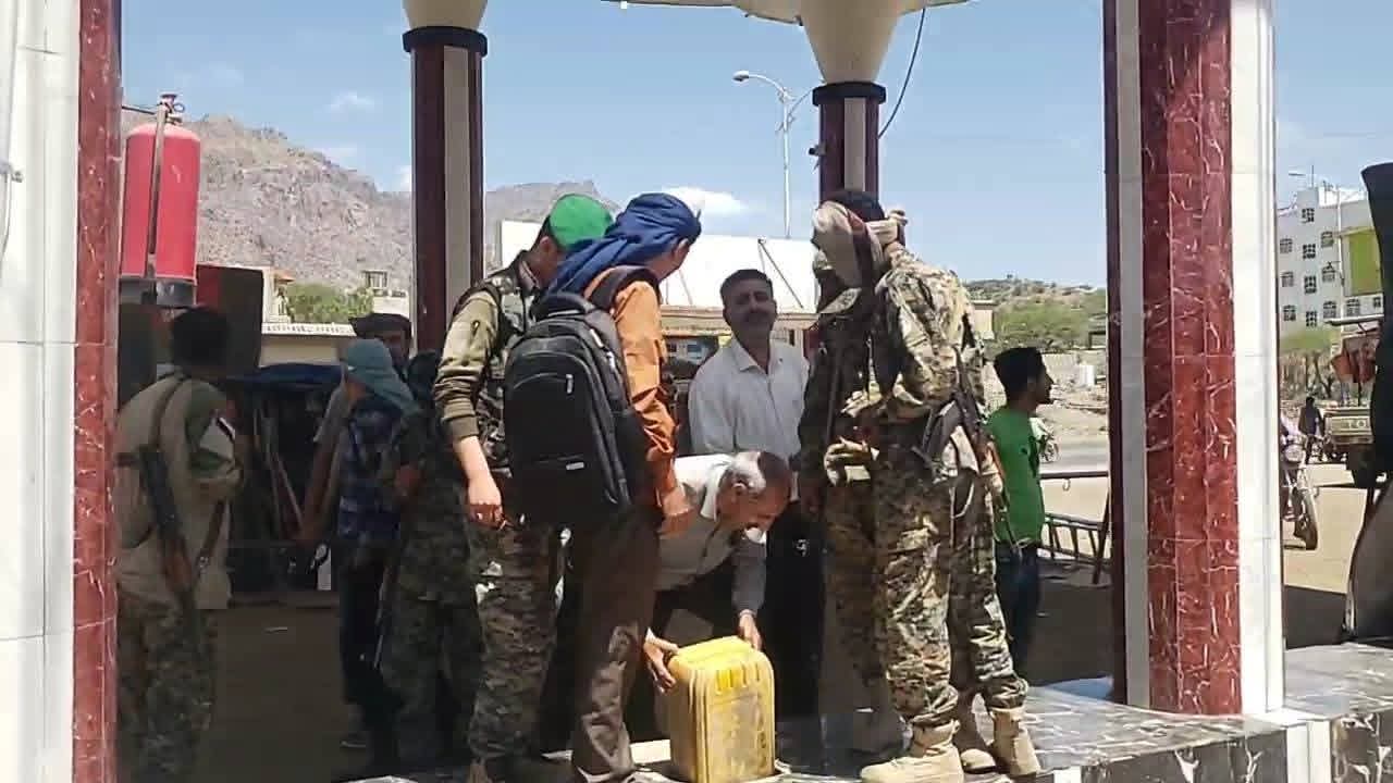 حملة رقابية واسعة بالضالع تضبط المتلاعبين بأسعار المشتقات النفطية - حملة رقابية واسعة بالضالع تضبط المتلاعبين بأسعار المشتقات النفطية -