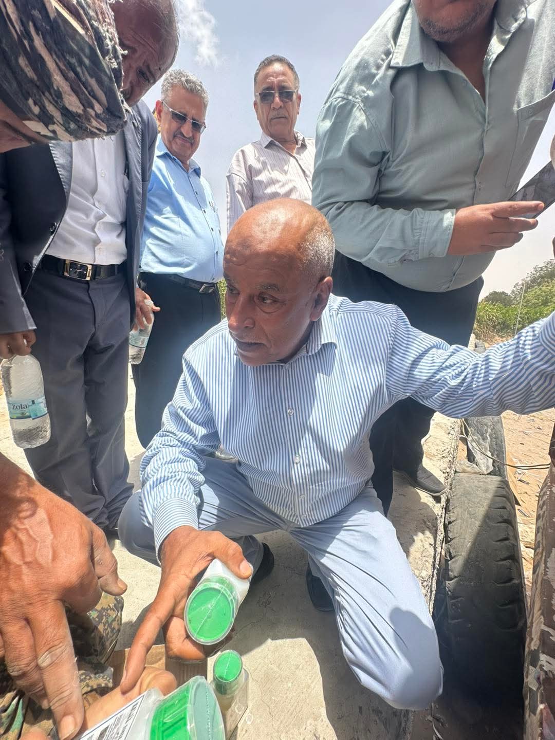 لجنة من وزارة الزراعة تعاين شاحنة مبيدات حشرية مضبوطه بمحافظة لحج - لجنة من وزارة الزراعة تعاين شاحنة مبيدات حشرية مضبوطه بمحافظة لحج -