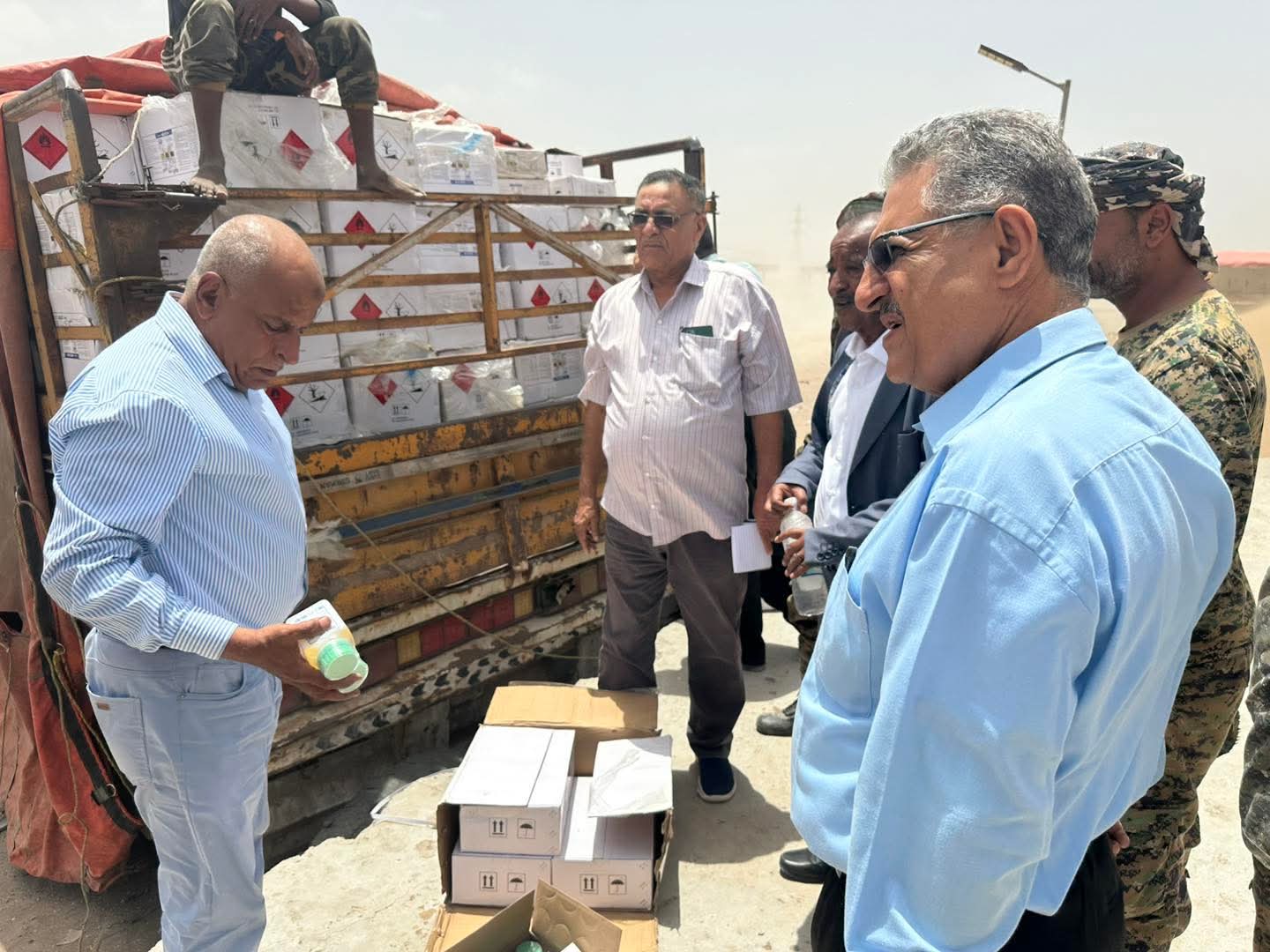 لجنة من وزارة الزراعة تعاين شاحنة مبيدات حشرية مضبوطه بمحافظة لحج - لجنة من وزارة الزراعة تعاين شاحنة مبيدات حشرية مضبوطه بمحافظة لحج -