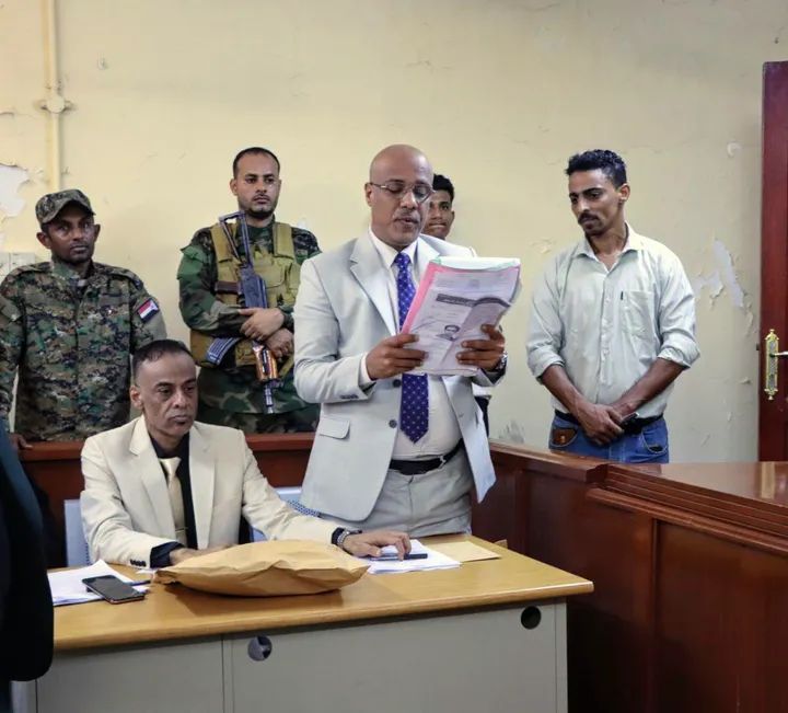 محكمة صيرة تبدأ محاكمة متهم بقتل زكريا عزيز وتؤجل للنطق بالمرافعات الختامية الأربعاء محكمة صيرة تبدأ محاكمة متهم بقتل زكريا عزيز وتؤجل للنطق بالمرافعات الختامية الأربعاء