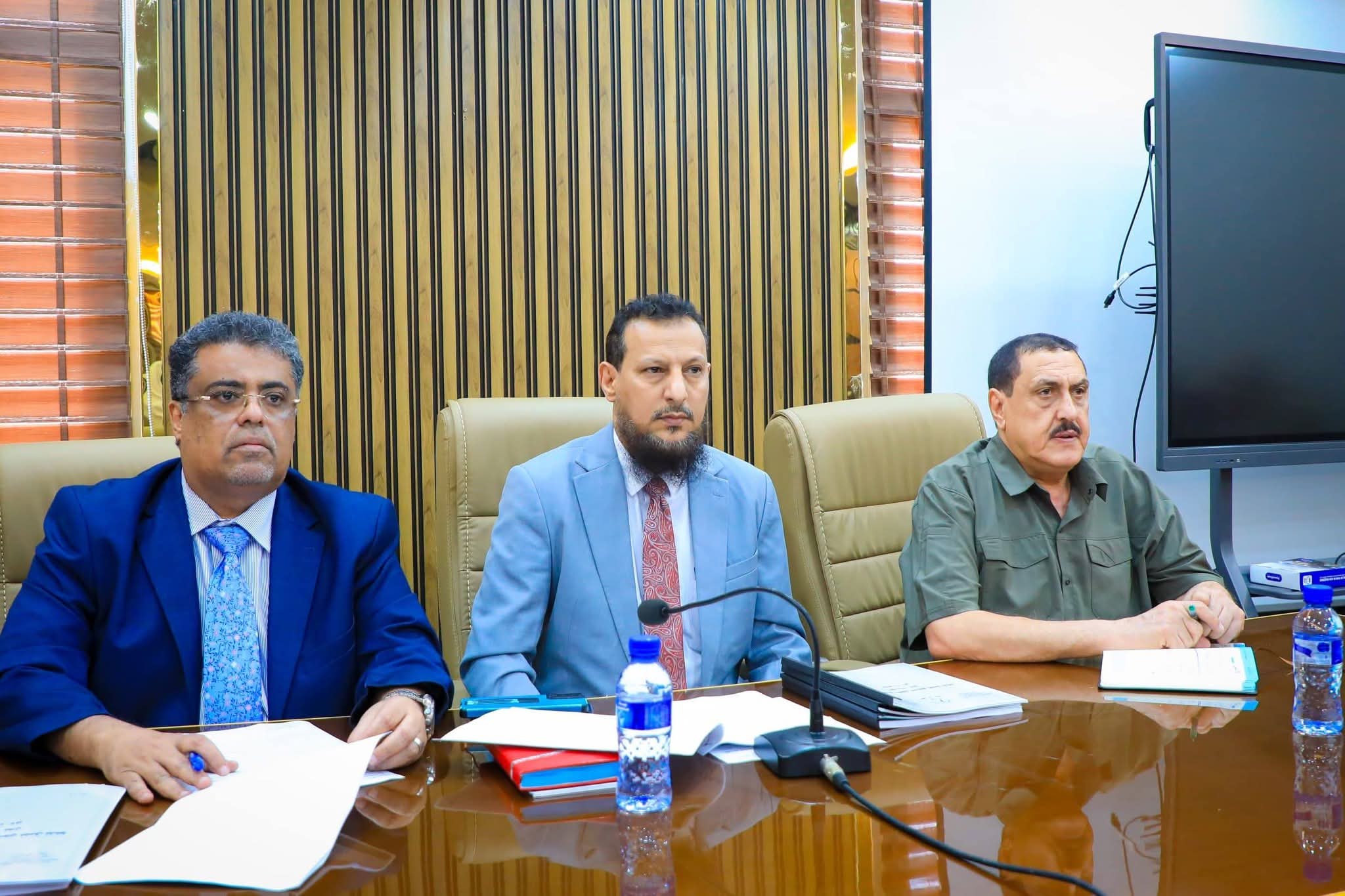 برئاسة المحافظ شيخ.. المكتب التنفيذي بالعاصمة عدن يستعرض تحديات قطاعي الكهرباء والصحة وسبل تطويرهما برئاسة المحافظ شيخ.. المكتب التنفيذي بالعاصمة عدن يستعرض تحديات قطاعي الكهرباء والصحة وسبل تطويرهما