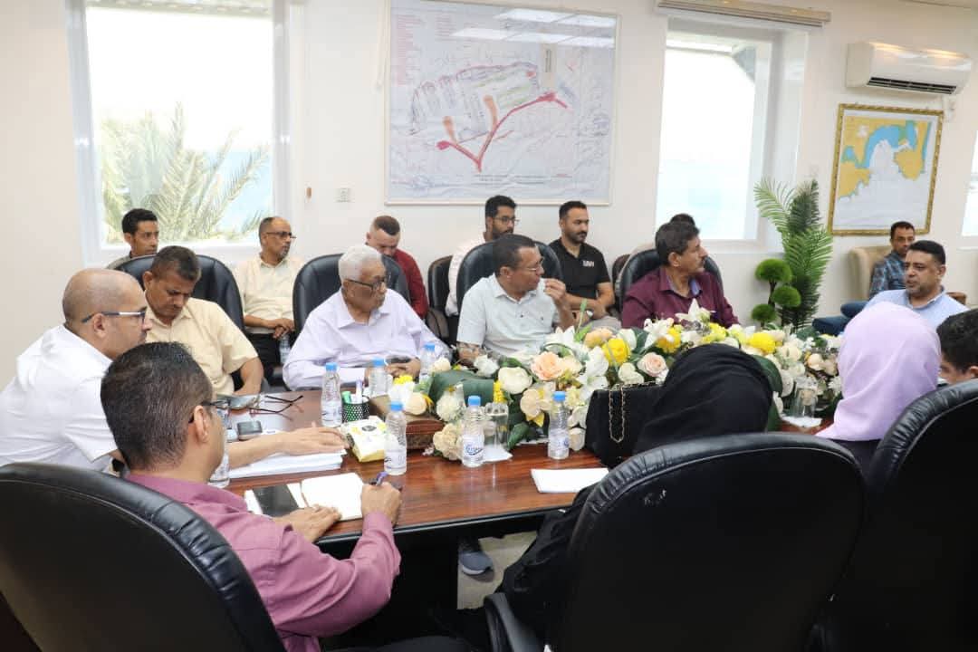 رئيس موانئ عدن يقود اجتماع المنظومة الملاحية ويقر حزمة إجراءات عاجلة لحماية التجارة وتنظيم النزاعات - رئيس موانئ عدن يقود اجتماع المنظومة الملاحية ويقر حزمة إجراءات عاجلة لحماية التجارة وتنظيم النزاعات -