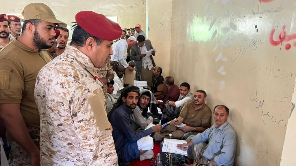 رئيس عمليات المنطقة العسكرية الأولى يتفقد لجنتي حصر القوة بمعسكر السويري رئيس عمليات المنطقة العسكرية الأولى يتفقد لجنتي حصر القوة بمعسكر السويري