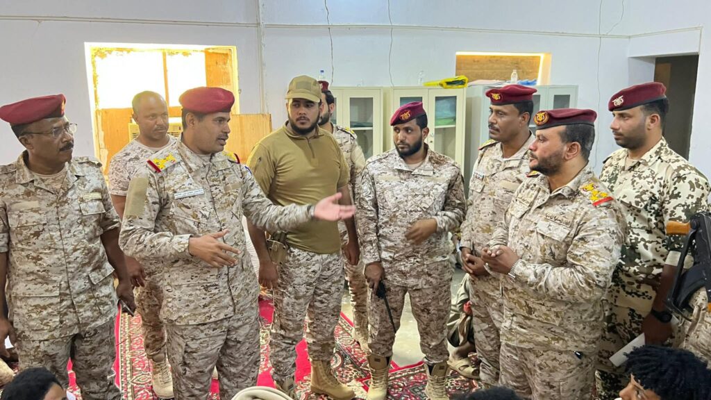 رئيس عمليات المنطقة العسكرية الأولى يتفقد لجنتي حصر القوة بمعسكر السويري رئيس عمليات المنطقة العسكرية الأولى يتفقد لجنتي حصر القوة بمعسكر السويري