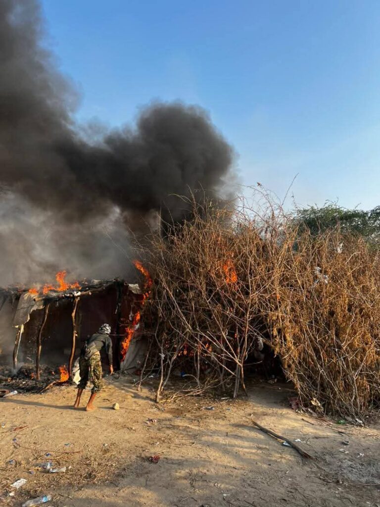 بالصور .. حملة الامنية بتوجيهات محافظ أبين لمداهمة معسكرات التهريب في أحور بالصور .. حملة الامنية بتوجيهات محافظ أبين لمداهمة معسكرات التهريب في أحور
