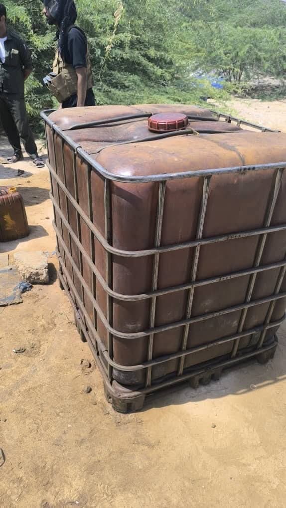 بالصور عملية أمنية خاطفة تضبط مستودعاً لتهريب الديزل في منطقة الريان بالمكلا بالصور عملية أمنية خاطفة تضبط مستودعاً لتهريب الديزل في منطقة الريان بالمكلا