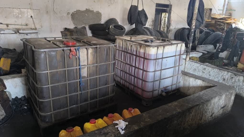 بالصور عملية أمنية خاطفة تضبط مستودعاً لتهريب الديزل في منطقة الريان بالمكلا بالصور عملية أمنية خاطفة تضبط مستودعاً لتهريب الديزل في منطقة الريان بالمكلا