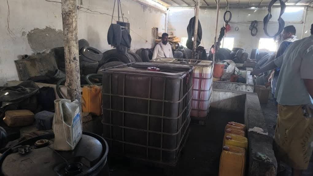 بالصور عملية أمنية خاطفة تضبط مستودعاً لتهريب الديزل في منطقة الريان بالمكلا بالصور عملية أمنية خاطفة تضبط مستودعاً لتهريب الديزل في منطقة الريان بالمكلا