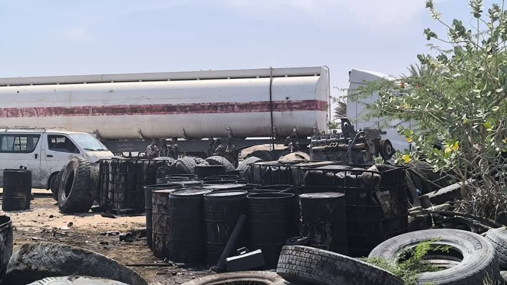 بالصور عملية أمنية خاطفة تضبط مستودعاً لتهريب الديزل في منطقة الريان بالمكلا بالصور عملية أمنية خاطفة تضبط مستودعاً لتهريب الديزل في منطقة الريان بالمكلا