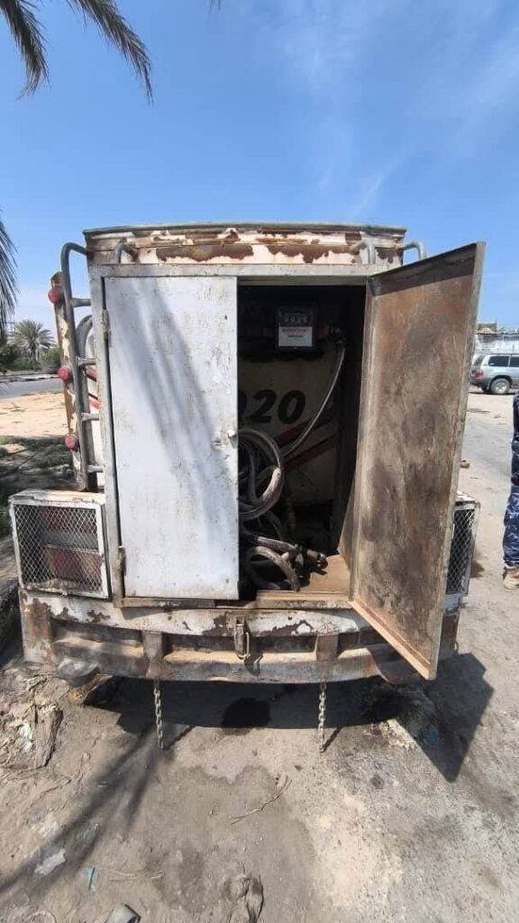 بالصور عملية أمنية خاطفة تضبط مستودعاً لتهريب الديزل في منطقة الريان بالمكلا بالصور عملية أمنية خاطفة تضبط مستودعاً لتهريب الديزل في منطقة الريان بالمكلا