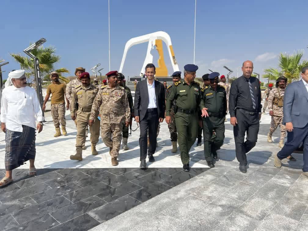 وكيل حضرموت الجيلاني واللواء اليميني والعميد الجابري يضعون إكليلًا من الورود على ضريح الجندي المجهول وكيل حضرموت الجيلاني واللواء اليميني والعميد الجابري يضعون إكليلًا من الورود على ضريح الجندي المجهول