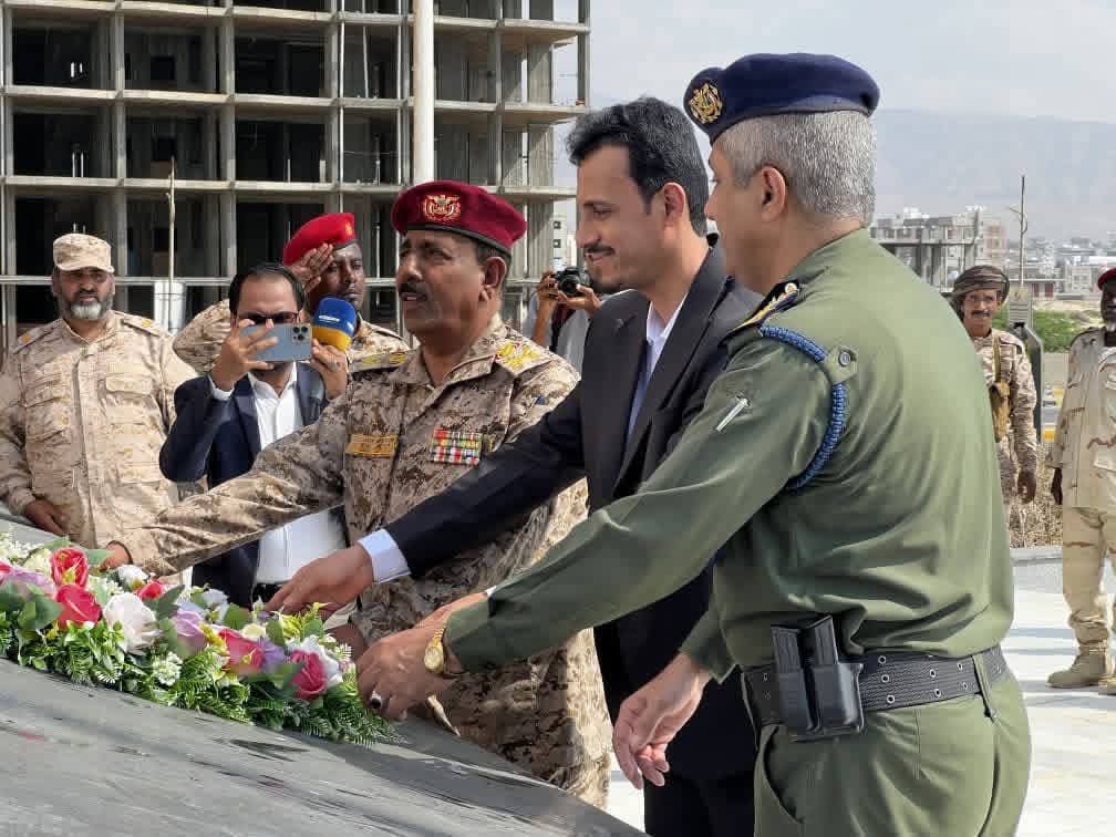 وكيل حضرموت الجيلاني واللواء اليميني والعميد الجابري يضعون إكليلًا من الورود على ضريح الجندي المجهول وكيل حضرموت الجيلاني واللواء اليميني والعميد الجابري يضعون إكليلًا من الورود على ضريح الجندي المجهول