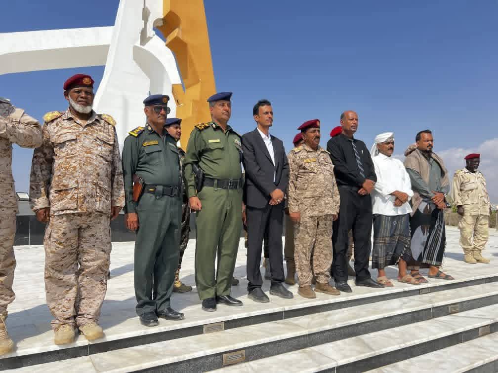 وكيل حضرموت الجيلاني واللواء اليميني والعميد الجابري يضعون إكليلًا من الورود على ضريح الجندي المجهول وكيل حضرموت الجيلاني واللواء اليميني والعميد الجابري يضعون إكليلًا من الورود على ضريح الجندي المجهول