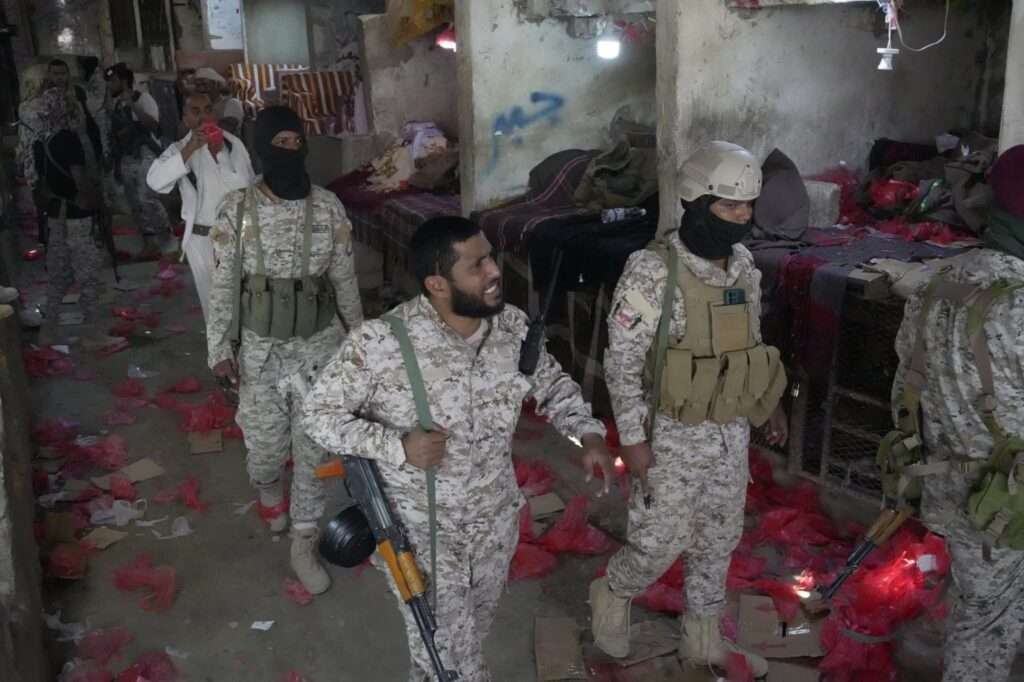 بتوجيهات قائد المنطقة العسكرية الأولى.. درع الوطن يداهم أوكار السلاح بالقطن وحوره بتوجيهات قائد المنطقة العسكرية الأولى.. درع الوطن يداهم أوكار السلاح بالقطن وحوره