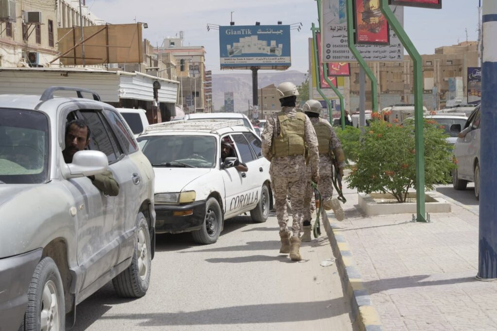 بتوجيهات قائد المنطقة العسكرية الأولى.. درع الوطن يداهم أوكار السلاح بالقطن وحوره بتوجيهات قائد المنطقة العسكرية الأولى.. درع الوطن يداهم أوكار السلاح بالقطن وحوره