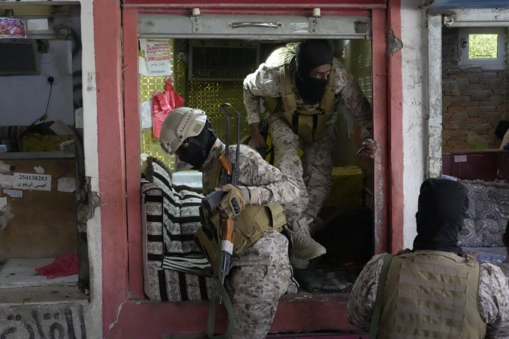 بتوجيهات قائد المنطقة العسكرية الأولى.. درع الوطن يداهم أوكار السلاح بالقطن وحوره بتوجيهات قائد المنطقة العسكرية الأولى.. درع الوطن يداهم أوكار السلاح بالقطن وحوره