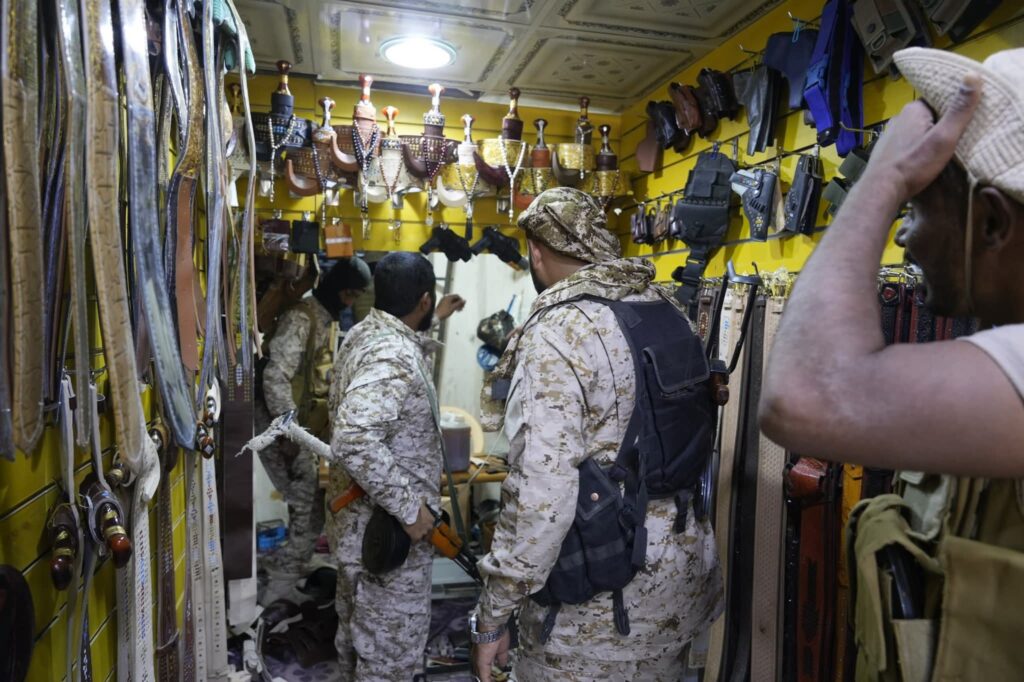 بتوجيهات قائد المنطقة العسكرية الأولى.. درع الوطن يداهم أوكار السلاح بالقطن وحوره بتوجيهات قائد المنطقة العسكرية الأولى.. درع الوطن يداهم أوكار السلاح بالقطن وحوره