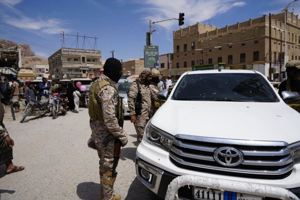 بتوجيهات قائد المنطقة العسكرية الأولى.. درع الوطن يداهم أوكار السلاح بالقطن وحوره بتوجيهات قائد المنطقة العسكرية الأولى.. درع الوطن يداهم أوكار السلاح بالقطن وحوره