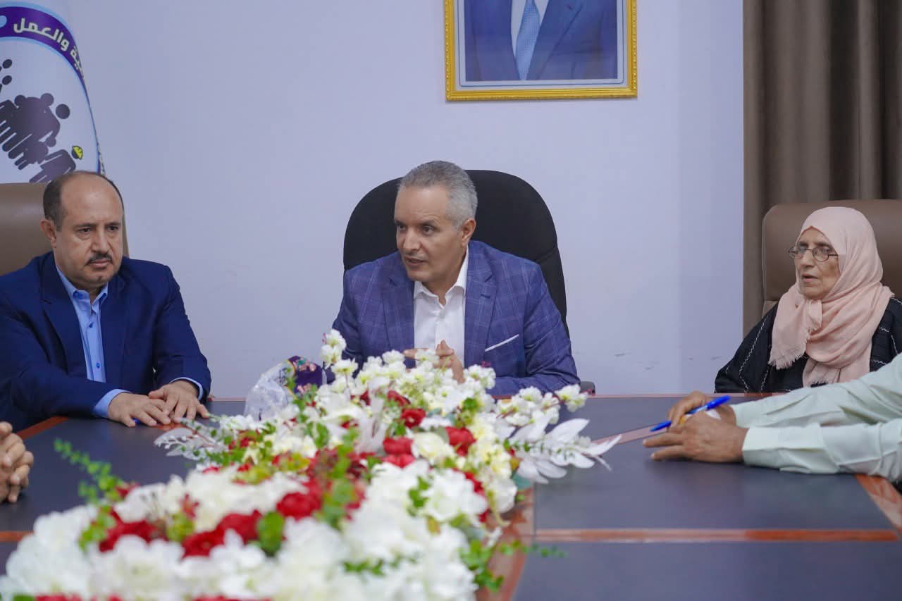 الوزير اليافعي يناقش مع ممثلي منظمات المجتمع المدني تطوير العمل الإنساني - الوزير اليافعي يناقش مع ممثلي منظمات المجتمع المدني تطوير العمل الإنساني -