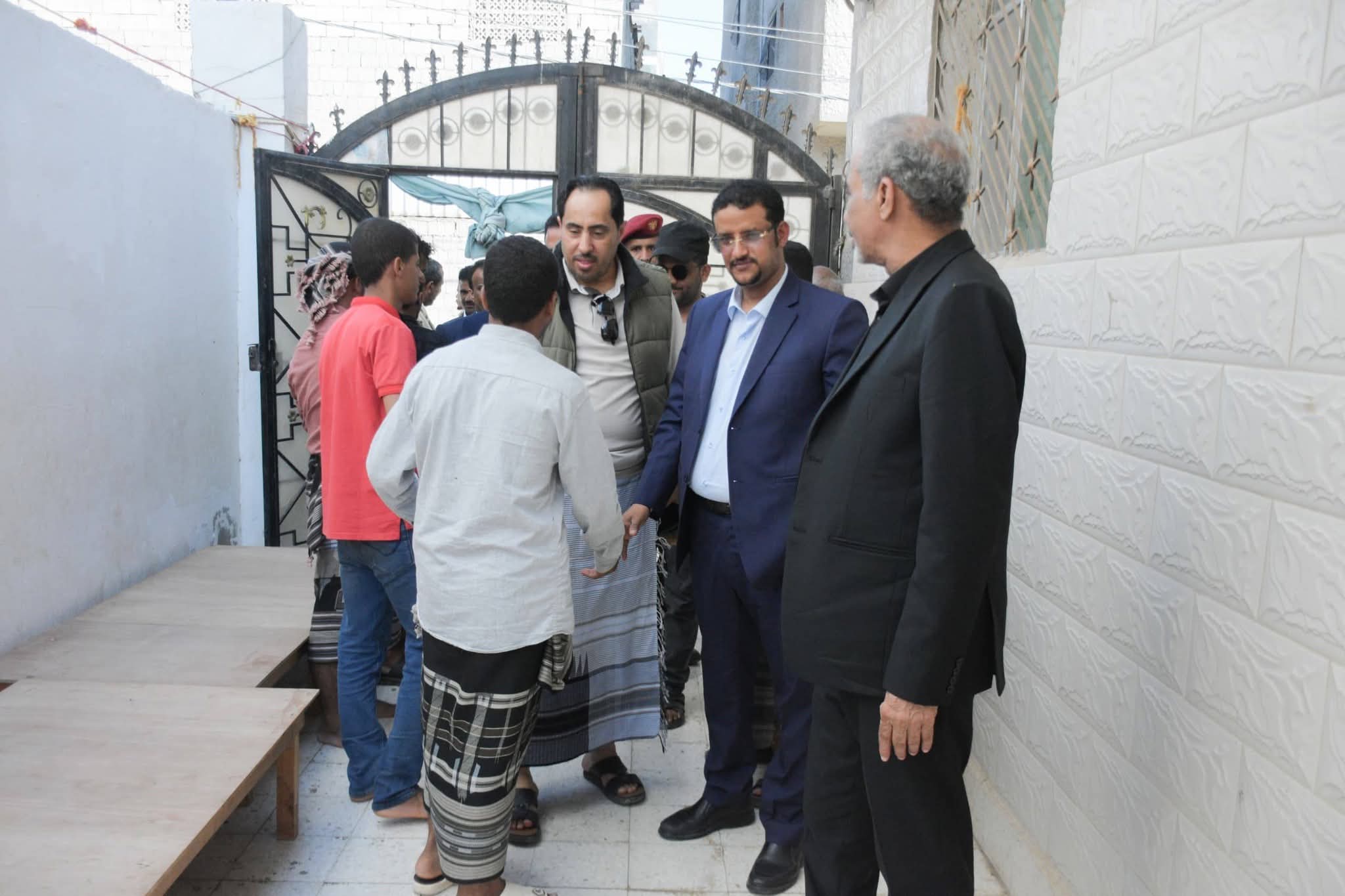 عضو مجلس القيادة محمود الصبيحي يقدم واجب العزاء في استشهاد الدكتور عبدالرحمن الشاعر - عضو مجلس القيادة محمود الصبيحي يقدم واجب العزاء في استشهاد الدكتور عبدالرحمن الشاعر -