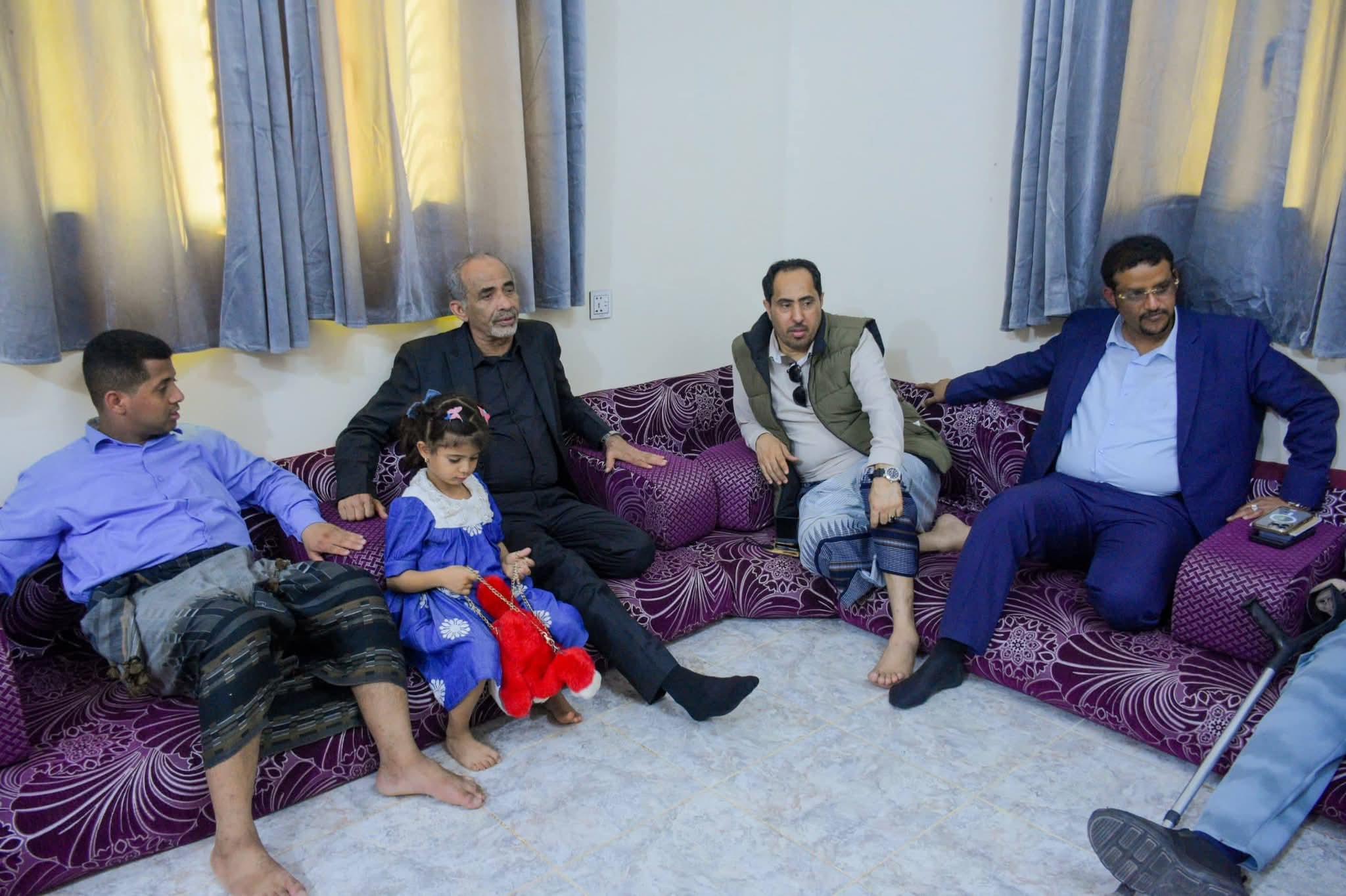 عضو مجلس القيادة محمود الصبيحي يقدم واجب العزاء في استشهاد الدكتور عبدالرحمن الشاعر - عضو مجلس القيادة محمود الصبيحي يقدم واجب العزاء في استشهاد الدكتور عبدالرحمن الشاعر -