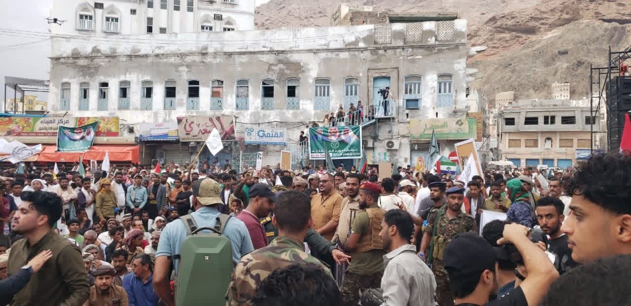 احتشاد جنوبي يرفض التدخلات الإيرانية ويؤكد عمق العلاقة مع الرياض - احتشاد جنوبي يرفض التدخلات الإيرانية ويؤكد عمق العلاقة مع الرياض -