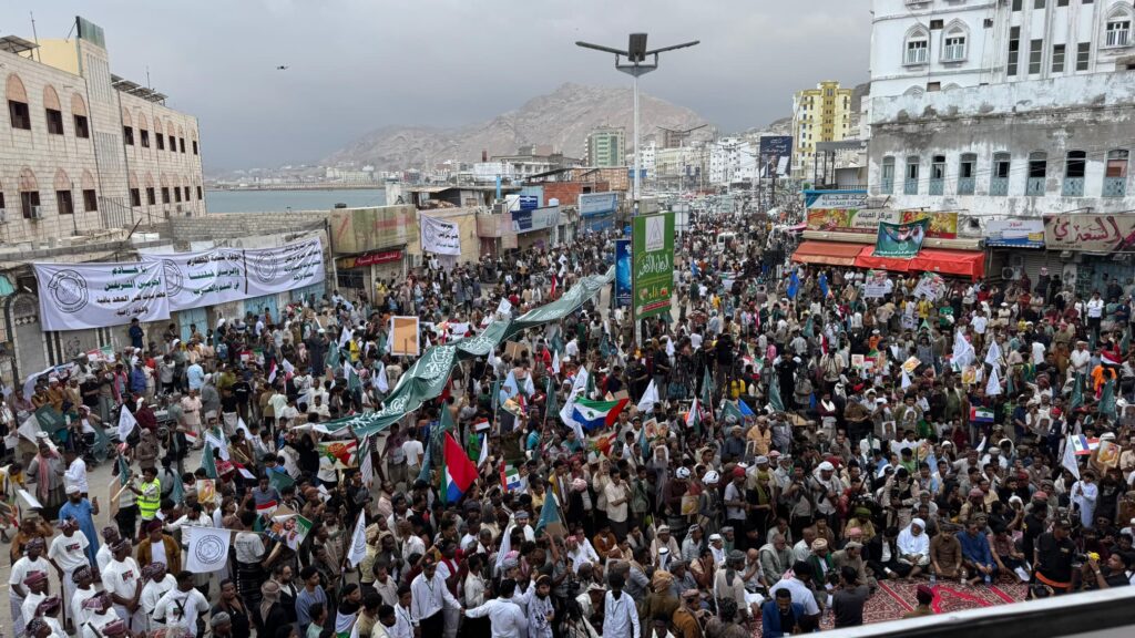 أبناء حضرموت ينظمون وقفتين حاشدتين تنديدًا بالاعتداءات الإيرانية على المملكة العربية السعودية والدول العربية أبناء حضرموت ينظمون وقفتين حاشدتين تنديدًا بالاعتداءات الإيرانية على المملكة العربية السعودية والدول العربية