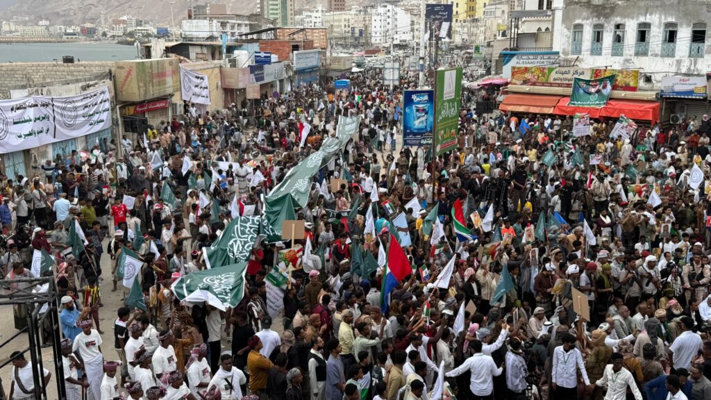 أبناء حضرموت ينظمون وقفتين حاشدتين تنديدًا بالاعتداءات الإيرانية على المملكة العربية السعودية والدول العربية أبناء حضرموت ينظمون وقفتين حاشدتين تنديدًا بالاعتداءات الإيرانية على المملكة العربية السعودية والدول العربية