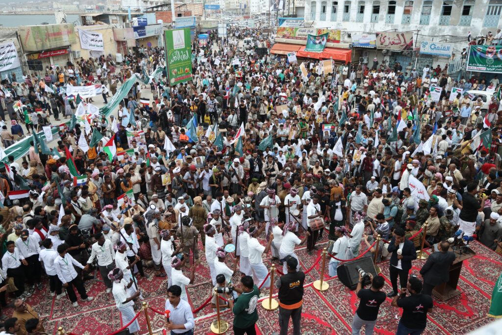 أبناء حضرموت ينظمون وقفتين حاشدتين تنديدًا بالاعتداءات الإيرانية على المملكة العربية السعودية والدول العربية أبناء حضرموت ينظمون وقفتين حاشدتين تنديدًا بالاعتداءات الإيرانية على المملكة العربية السعودية والدول العربية