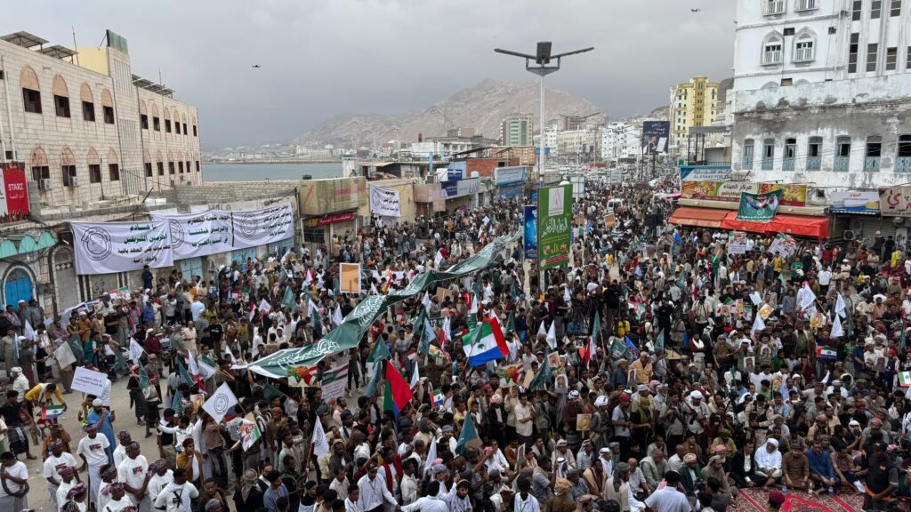 أبناء حضرموت ينظمون وقفتين حاشدتين تنديدًا بالاعتداءات الإيرانية على المملكة العربية السعودية والدول العربية أبناء حضرموت ينظمون وقفتين حاشدتين تنديدًا بالاعتداءات الإيرانية على المملكة العربية السعودية والدول العربية