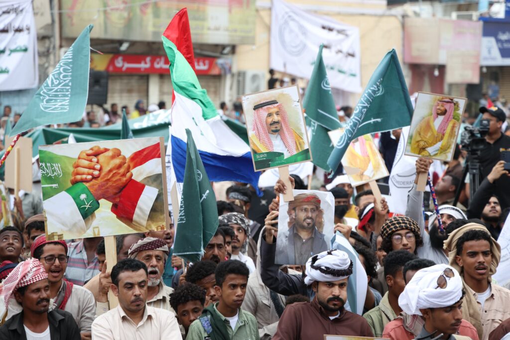 أبناء حضرموت ينظمون وقفتين حاشدتين تنديدًا بالاعتداءات الإيرانية على المملكة العربية السعودية والدول العربية أبناء حضرموت ينظمون وقفتين حاشدتين تنديدًا بالاعتداءات الإيرانية على المملكة العربية السعودية والدول العربية