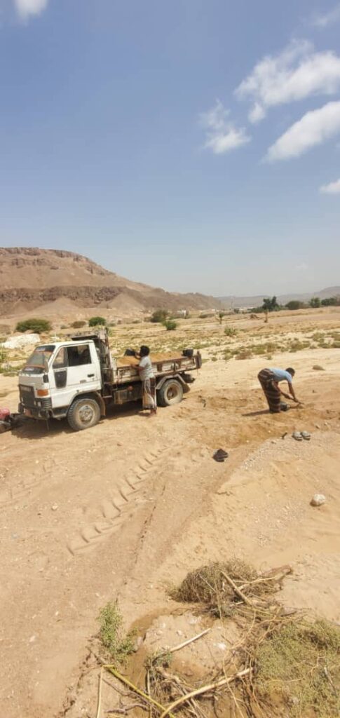 ابناء "وادي بن سلمان" بتاربة ينفذون مبادرة لإصلاح الطرقات المتضررة من السيول "شاهد الصور" ابناء "وادي بن سلمان" بتاربة ينفذون مبادرة لإصلاح الطرقات المتضررة من السيول "شاهد الصور"
