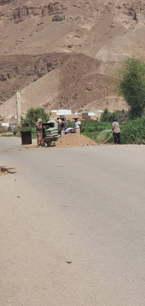ابناء "وادي بن سلمان" بتاربة ينفذون مبادرة لإصلاح الطرقات المتضررة من السيول "شاهد الصور" ابناء "وادي بن سلمان" بتاربة ينفذون مبادرة لإصلاح الطرقات المتضررة من السيول "شاهد الصور"