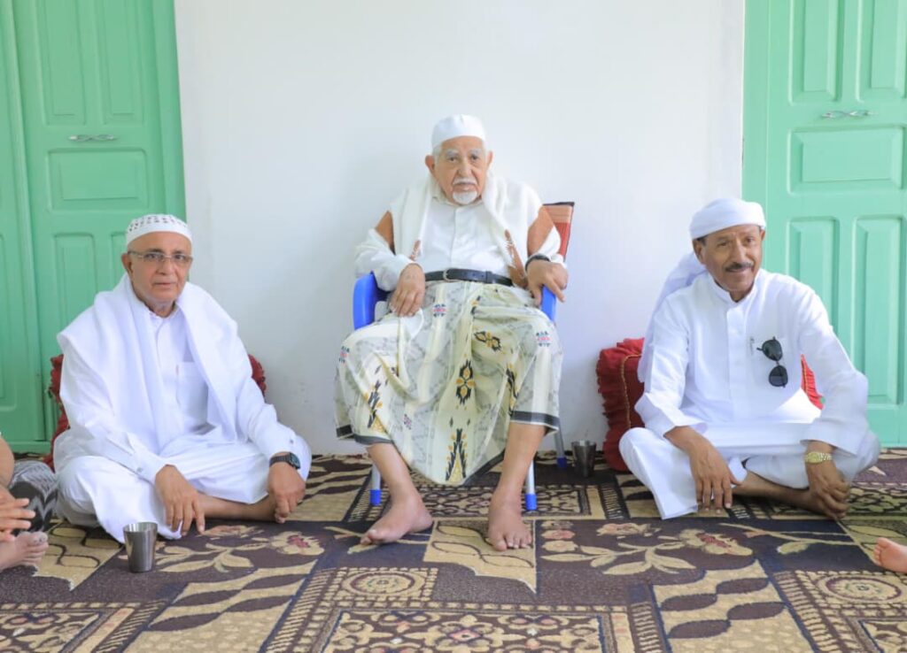 الوكيل بارباع يزور الدكتور عبدالله بن جعفر الكثيري للاطمئنان عليه ويشيد بإسهاماته الطبية في وادي حضرموت الوكيل بارباع يزور الدكتور عبدالله بن جعفر الكثيري للاطمئنان عليه ويشيد بإسهاماته الطبية في وادي حضرموت