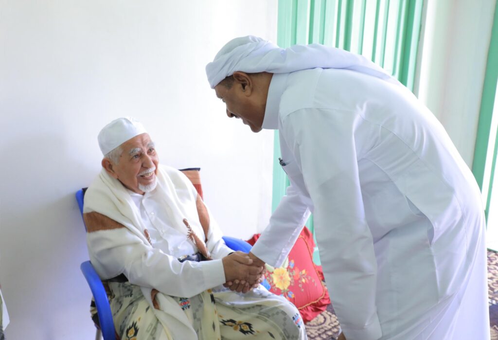 الوكيل بارباع يزور الدكتور عبدالله بن جعفر الكثيري للاطمئنان عليه ويشيد بإسهاماته الطبية في وادي حضرموت الوكيل بارباع يزور الدكتور عبدالله بن جعفر الكثيري للاطمئنان عليه ويشيد بإسهاماته الطبية في وادي حضرموت