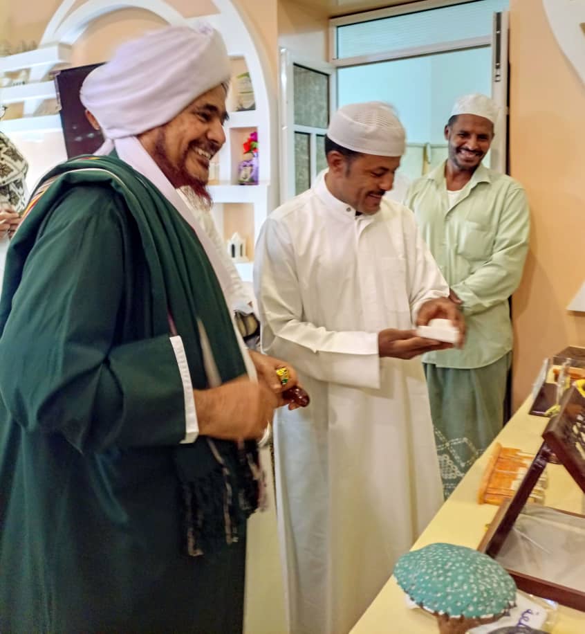 زيارة ملهمة.. الحبيب عمر بن حفيظ يطّلع على إبداعات الفنان يعقوب هبشان ويشيد بتراثه الفني زيارة ملهمة.. الحبيب عمر بن حفيظ يطّلع على إبداعات الفنان يعقوب هبشان ويشيد بتراثه الفني