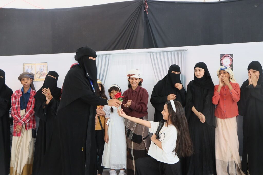 ضمن مشروع تطوير المسرح المدرسي بحضرموت في نسخته الثانية .. مدرسة 22 مايو للتعليم الأساسي بنات بسيئون تعرض مسرحيتها الرائعة { بعنوان صرخة من خلف الجدران } ضمن مشروع تطوير المسرح المدرسي بحضرموت في نسخته الثانية .. مدرسة 22 مايو للتعليم الأساسي بنات بسيئون تعرض مسرحيتها الرائعة { بعنوان صرخة من خلف الجدران }
