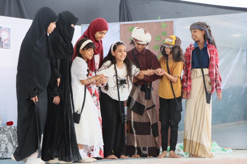 ضمن مشروع تطوير المسرح المدرسي بحضرموت في نسخته الثانية .. مدرسة 22 مايو للتعليم الأساسي بنات بسيئون تعرض مسرحيتها الرائعة { بعنوان صرخة من خلف الجدران } ضمن مشروع تطوير المسرح المدرسي بحضرموت في نسخته الثانية .. مدرسة 22 مايو للتعليم الأساسي بنات بسيئون تعرض مسرحيتها الرائعة { بعنوان صرخة من خلف الجدران }