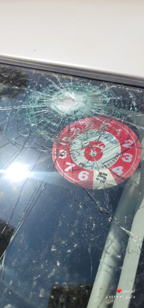 رصاصة طائشة تخترق زجاج سيارة مواطن بديس المكلا "صور" رصاصة طائشة تخترق زجاج سيارة مواطن بديس المكلا "صور"