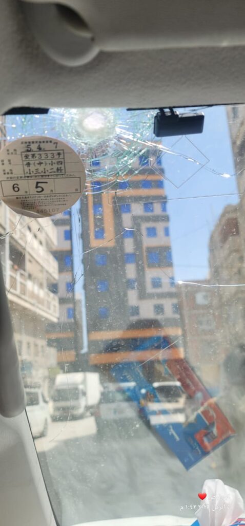 رصاصة طائشة تخترق زجاج سيارة مواطن بديس المكلا "صور" رصاصة طائشة تخترق زجاج سيارة مواطن بديس المكلا "صور"