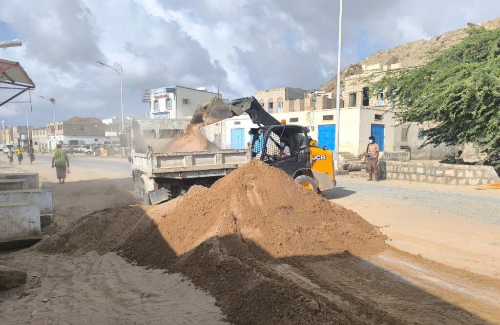 بتوجيهات من السلطة المحلية، وتنفيذ من مكتب الأشغال .. مناطق بروم ميفع تشهد استمرار حملة إزالة ورفع مخلفات الامطار والسيول بتوجيهات من السلطة المحلية، وتنفيذ من مكتب الأشغال .. مناطق بروم ميفع تشهد استمرار حملة إزالة ورفع مخلفات الامطار والسيول