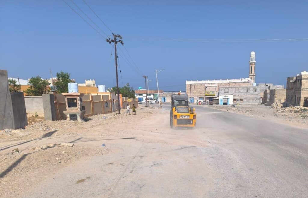 بتوجيهات من السلطة المحلية، وتنفيذ من مكتب الأشغال .. مناطق بروم ميفع تشهد استمرار حملة إزالة ورفع مخلفات الامطار والسيول بتوجيهات من السلطة المحلية، وتنفيذ من مكتب الأشغال .. مناطق بروم ميفع تشهد استمرار حملة إزالة ورفع مخلفات الامطار والسيول