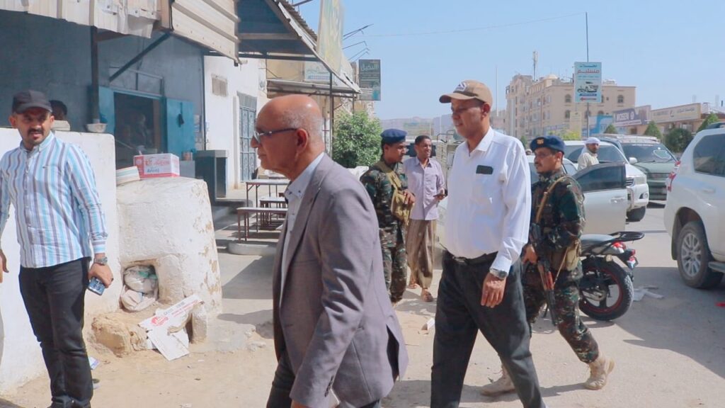 الوكيل بارباع يطلع على أضرار حريق محل للخردة بمدينة سيئون ويوجه بإخراج محلات الخردة خارج المدينة الوكيل بارباع يطلع على أضرار حريق محل للخردة بمدينة سيئون ويوجه بإخراج محلات الخردة خارج المدينة