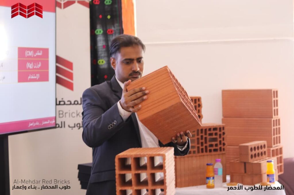 ( طوب المحضار .. بناء وإعمار ) ندوة تعريفية لمقاولي ومهندسي البناء بدوعن ( طوب المحضار .. بناء وإعمار ) ندوة تعريفية لمقاولي ومهندسي البناء بدوعن