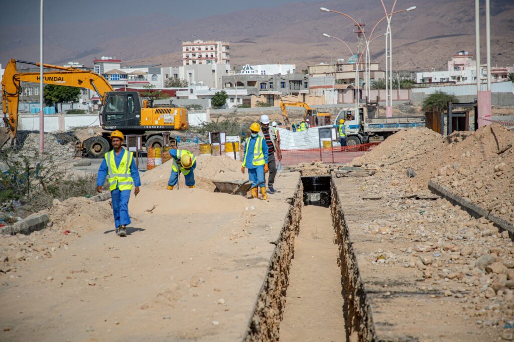 "قرب استكمال المرحلة التجريبية لشبكة الصرف الصحي في المكلا واستعدادات إعادة سفلتة شارع الستين" "قرب استكمال المرحلة التجريبية لشبكة الصرف الصحي في المكلا واستعدادات إعادة سفلتة شارع الستين"