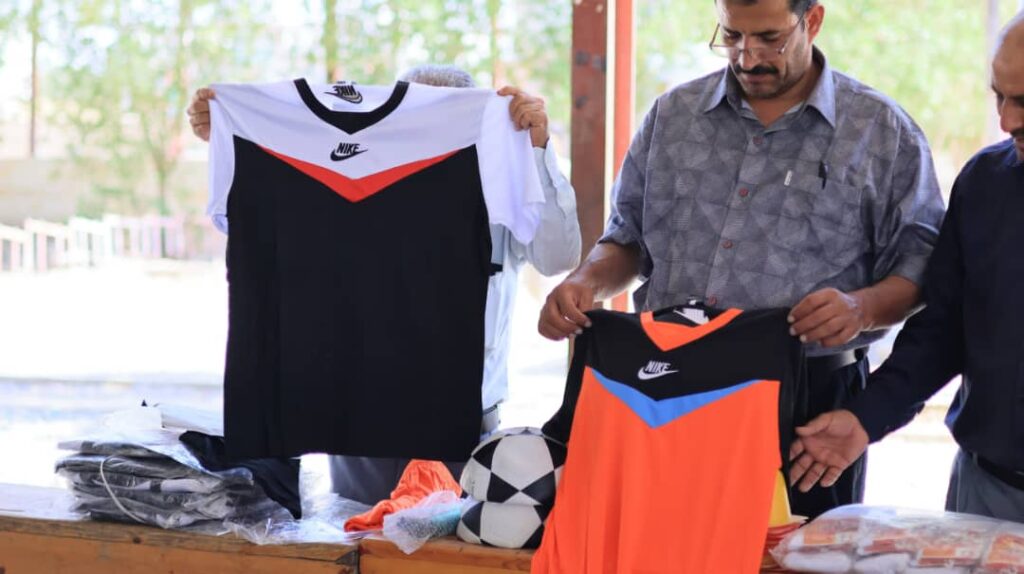 مأرب: مكتب التربية يدشن توزيع مستلزمات رياضية لـ 179مدرسة بمختلف المديريات مأرب: مكتب التربية يدشن توزيع مستلزمات رياضية لـ 179مدرسة بمختلف المديريات