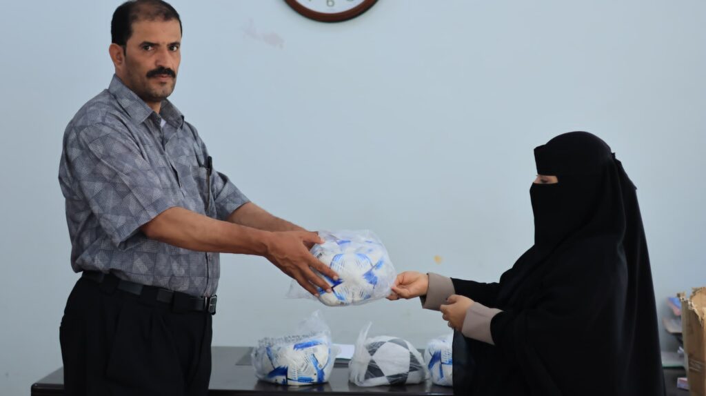 مأرب: مكتب التربية يدشن توزيع مستلزمات رياضية لـ 179مدرسة بمختلف المديريات مأرب: مكتب التربية يدشن توزيع مستلزمات رياضية لـ 179مدرسة بمختلف المديريات