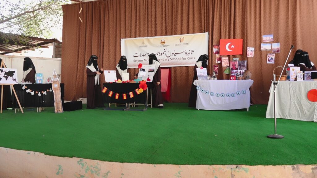 مدير عام مكتب وزاره التربيه والتعليم بوادي حضرموت والصحراء يفتتح “اليوم المفتوح” بثانوية سيئون النموذجية للبنات ويشيد بإبداعات الطالبات مدير عام مكتب وزاره التربيه والتعليم بوادي حضرموت والصحراء يفتتح “اليوم المفتوح” بثانوية سيئون النموذجية للبنات ويشيد بإبداعات الطالبات