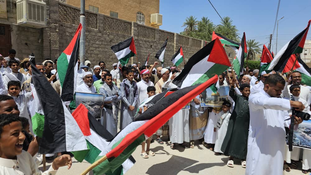 أبناء سيئون ينظمون وقفة تضامنية نصرةً للأقصى والأسرى أبناء سيئون ينظمون وقفة تضامنية نصرةً للأقصى والأسرى