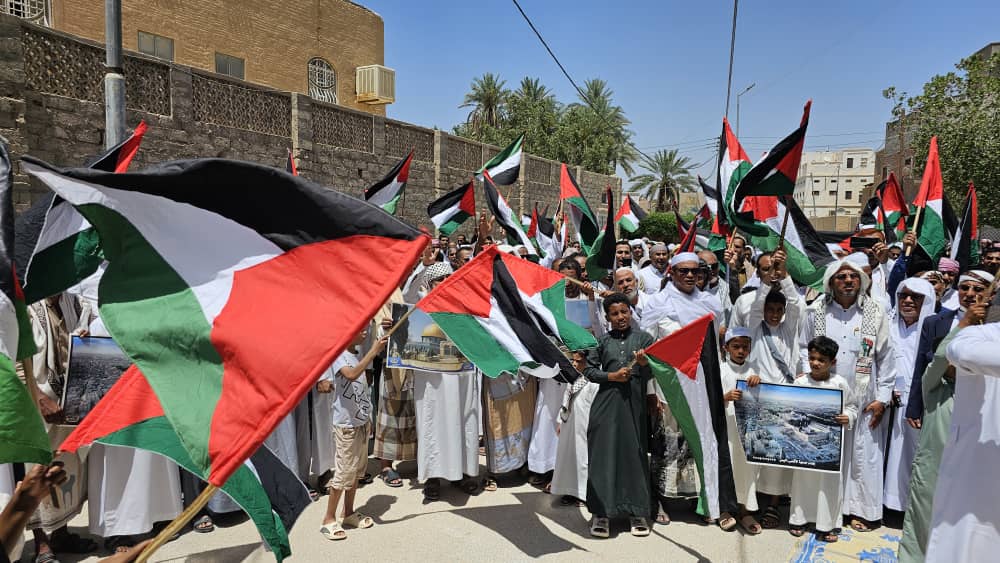 أبناء سيئون ينظمون وقفة تضامنية نصرةً للأقصى والأسرى أبناء سيئون ينظمون وقفة تضامنية نصرةً للأقصى والأسرى